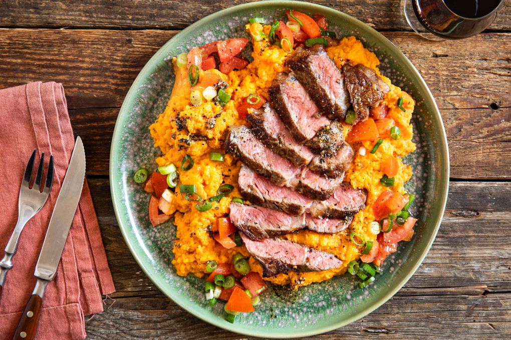 Zartes Rindersteak auf Süßkartoffelpüree mit fruchtig-würziger Tomatensalsa