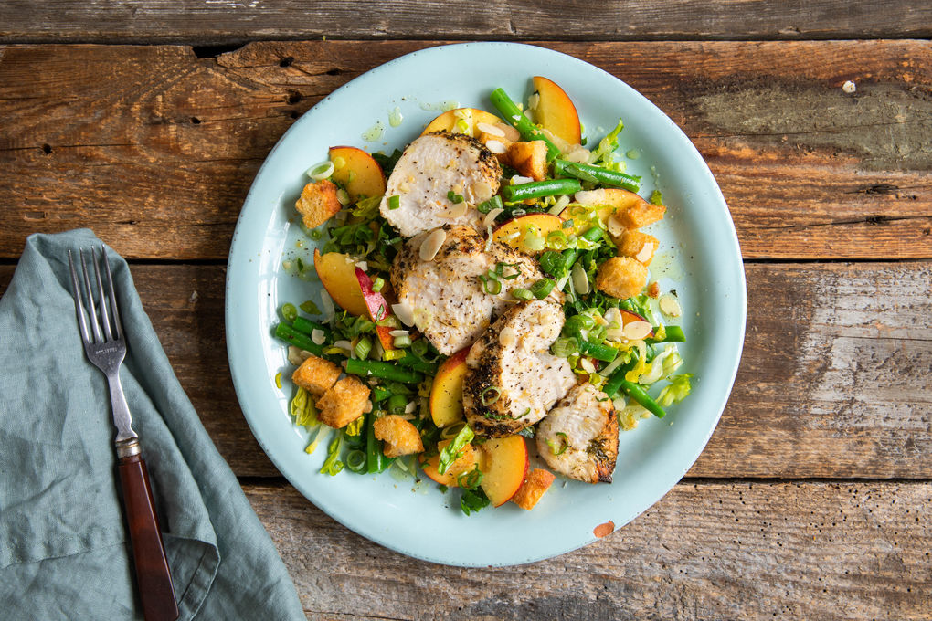 Hähnchen-Salat mit Nektarine dazu grüne Bohnen und Mandeln