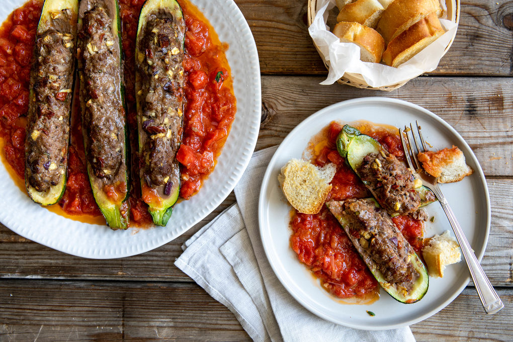 Gefüllte Zucchini mit Rind in Tomatensugo und Käsebaguette