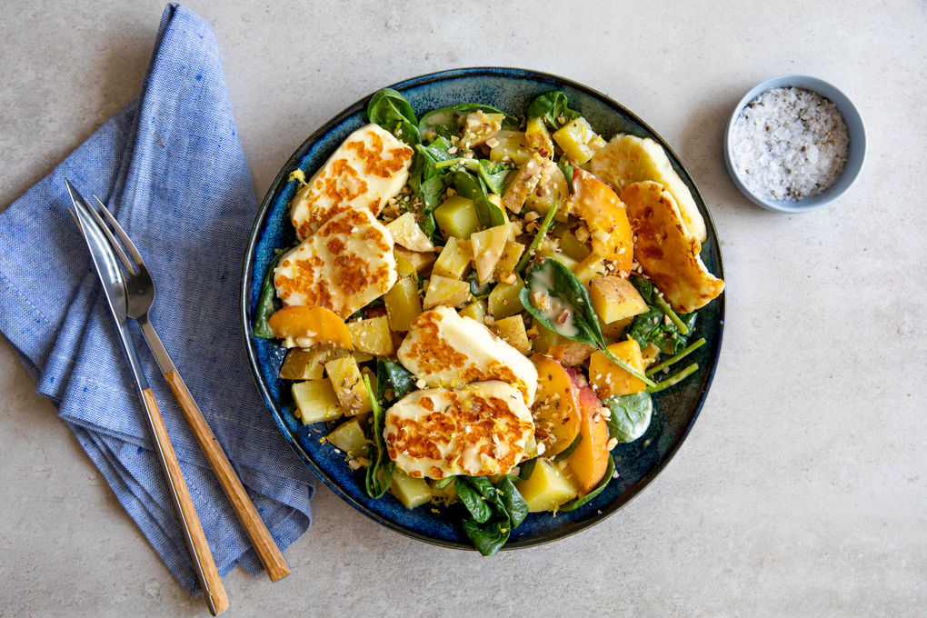 Hallloumi-Kartoffelsalat mit Pfrisich- und Sesamdressing