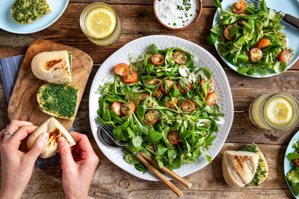 Feldsalat mit Tomaten, Schnittlauch-Dip und Knoblauchbrote