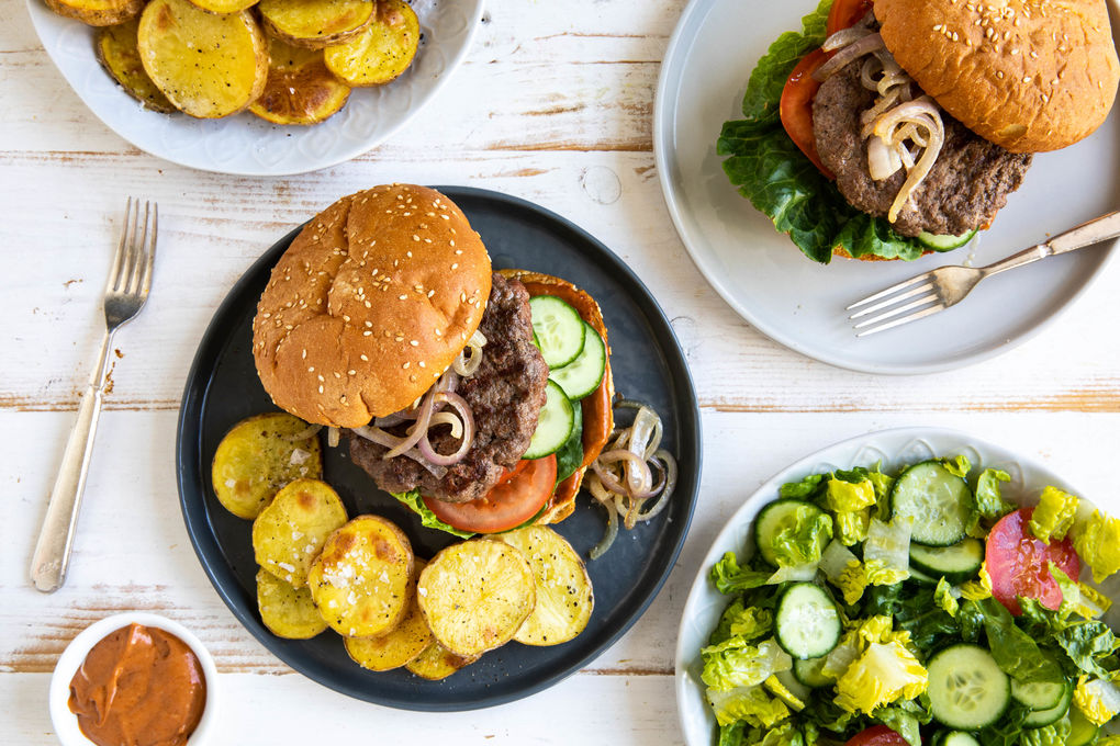 Burger mit BBQ-Sauce und knusprigen Ofenkartoffeln