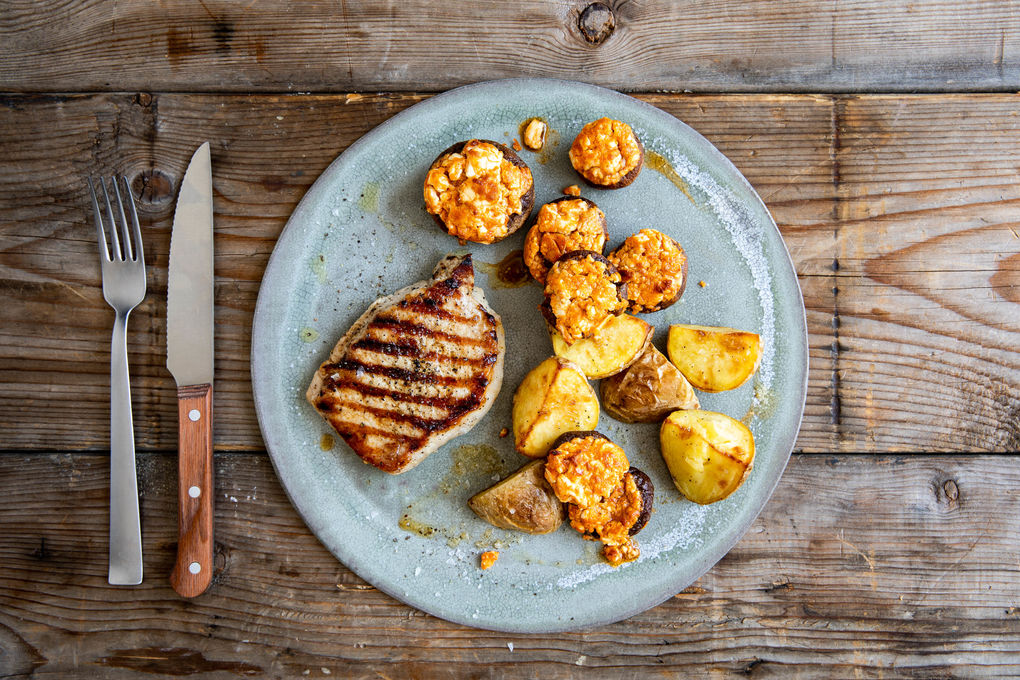 Gebratene Schweinerückensteaks mit Hirtenkäse-Champignons