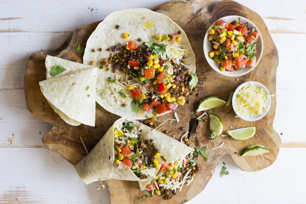 Tortillas mit braunen Linsen und Mais-Limetten-Salsa mit Koriander