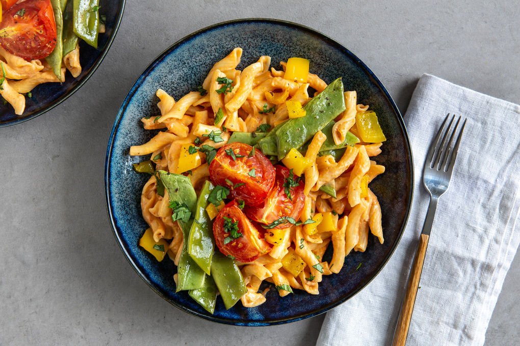 Pasta mit gegrilltem Gemüse in cremiger Tomatensauce