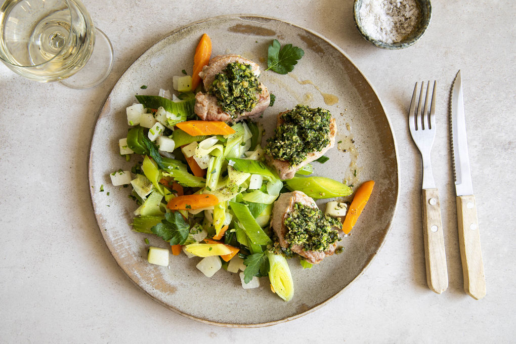 Zarte Schweinemedaillons mit Panko-Kruste und Kohlrabigemüse
