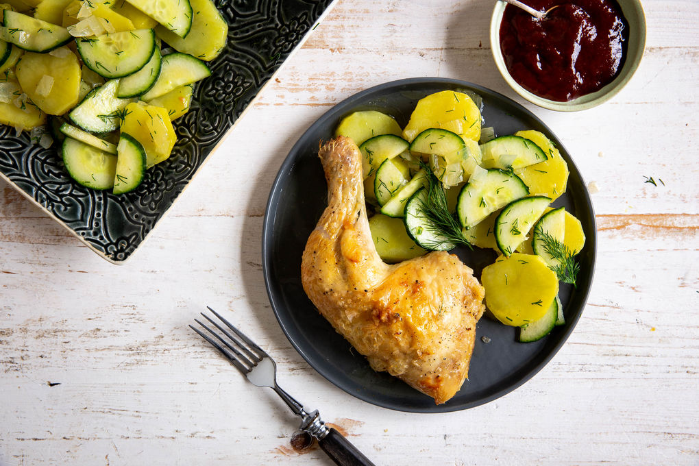 Hähnchenschenkel aus dem Ofen mit Kartoffel-Gurken-Salat und Dill