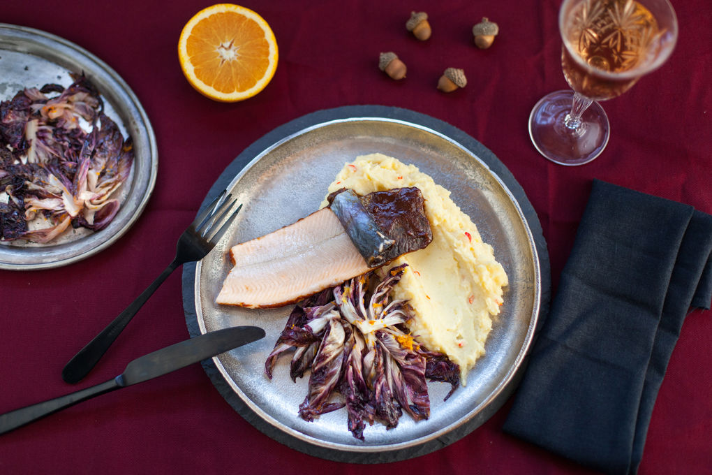 Miso-Saibling an asiatischem Steckrübenpüree und Orangenradicchio