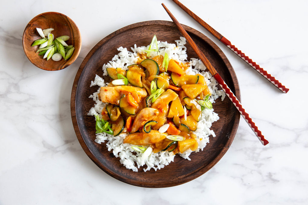 Asia-Hühnchen süß-sauer mit knackigem Gemüsemix und Ananas