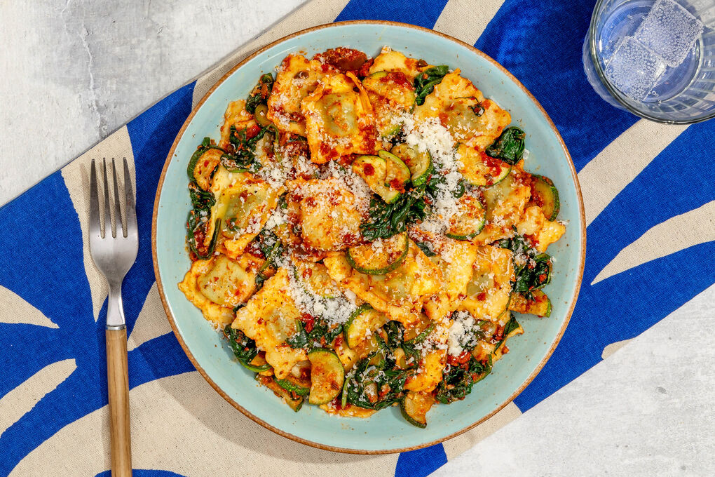 Ricotta-Spinat-Tortelli mit Zucchini und Tomaten-Oliven-Pesto