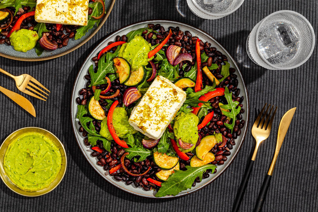RESHOOT Gegrillter Feta und Gemüse auf Rucola, Guacamole und Bohnen