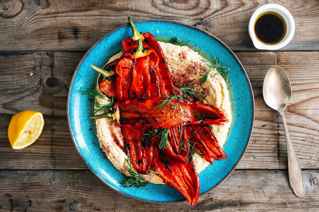 Spitzpaprika vom Grill mit Granatapfeldressing und Hummus