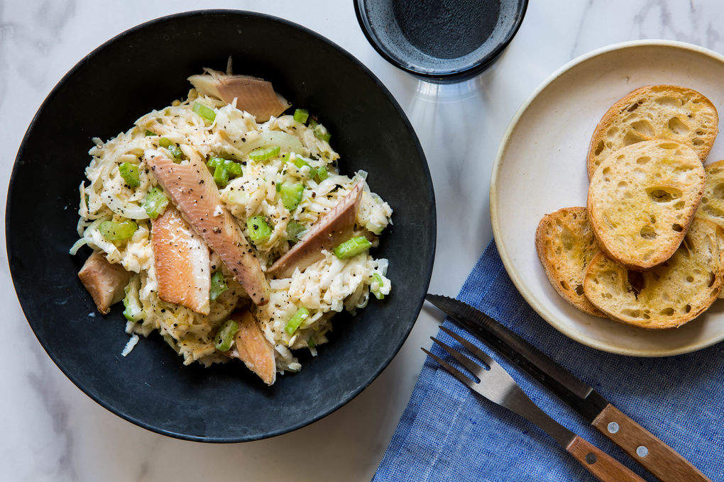 Knackig-cremiger Waldorfsalat mit geräuchertem Forellenfilet