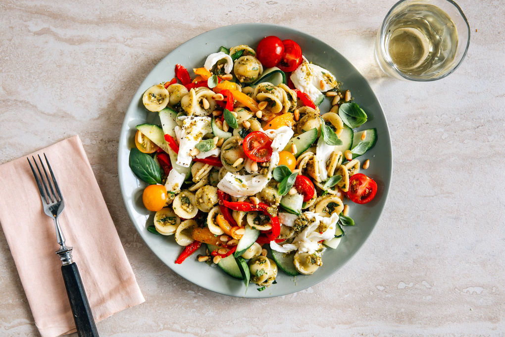 Orecchiette-Mozzarella-Salat mit Pesto und gegrillter Paprika