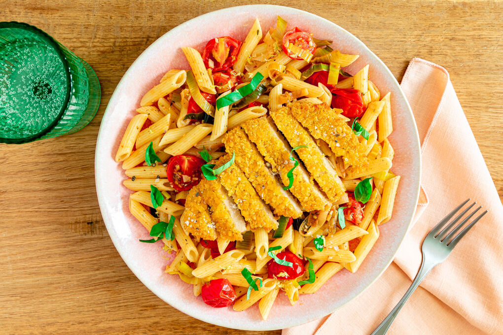 Penne mit veganem Hähnchenschnitzel und fruchtiger Kirschtomaten-Lauch-Sauce