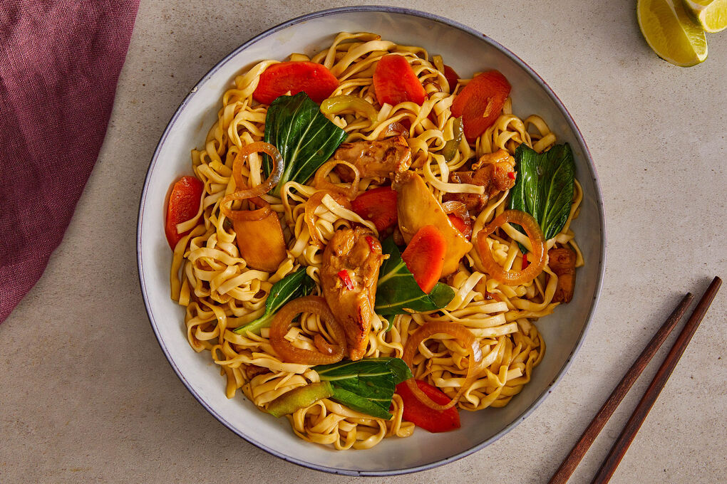 Schnelle Teriyaki-Hähnchen-Nudeln mit Baby-Pak-Choi und Limette