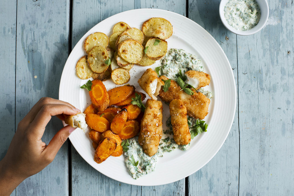 Hausgemachte Fischstäbchen mit Röstgemüse und Remoulade