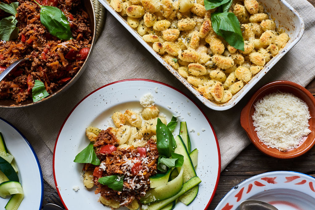 Überbackene Gnocchi bolognese mit Zucchini und Basilkum