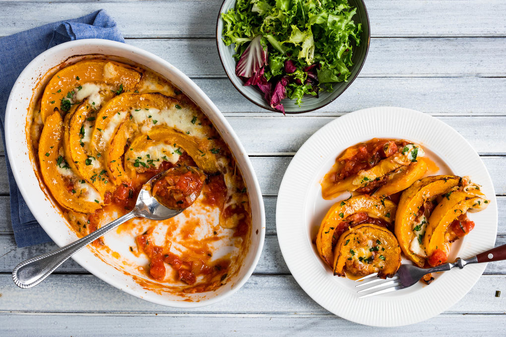 Butternusskürbis-Parmigiana mit Kräuterbröseln, dazu Salat
