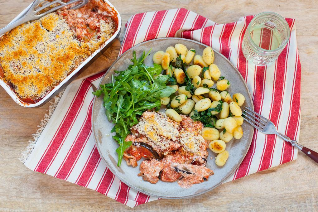 Cremig gebackene Aubergine mit Basilikum-Gnocchi und Rucolasalat