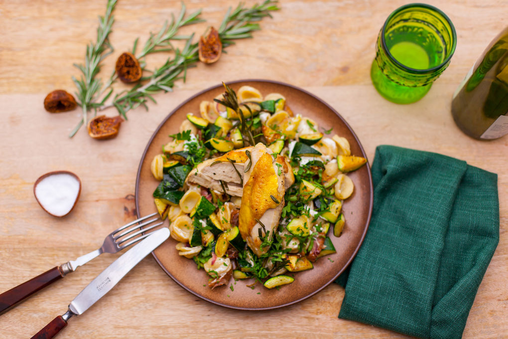 Rosmarin-Poularde auf cremigen Feigen-Orecchiette und Bratzucchini