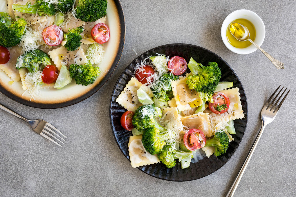 Italienischer Raviolisalat mit Brokkoli und Basilikumöl