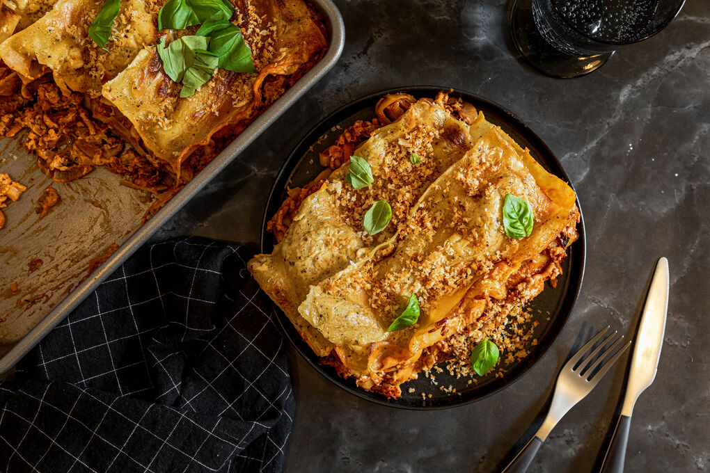 Genuss × 2: Vegane Lasagne bolognese mit Soja-Béchamel und Panko-Topping