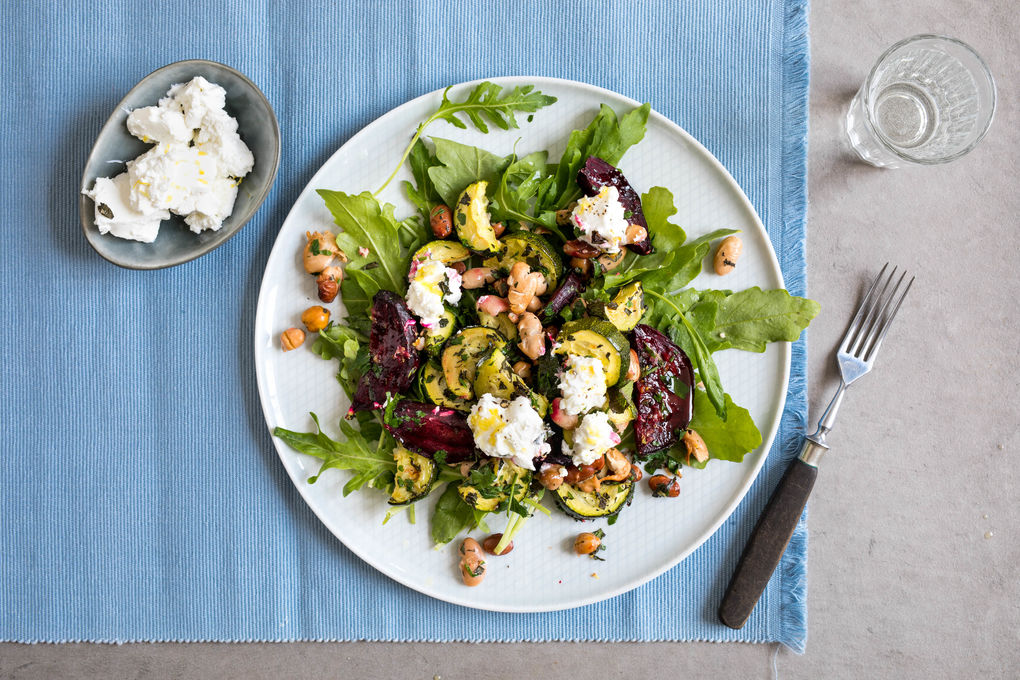 Warmer Rote-Bete-Salat mit Zucchini, Bohnen und Ziegenkäse