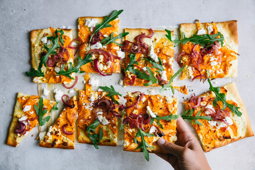 Süßkartoffel-Feta-Pizza mit Rucola und Zwiebelrelish