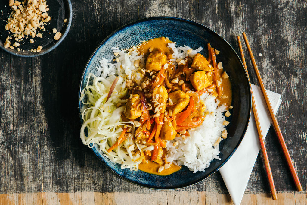 Gelbes Hähnchencurry mit Erdnüssen und Weißkohlsalat