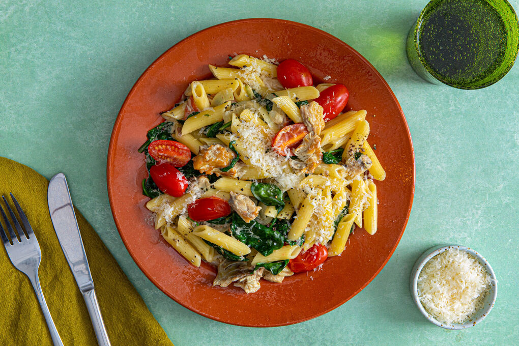 Pasta mit Räuchermakrele in cremiger Sauce mit Spinat und Tomaten