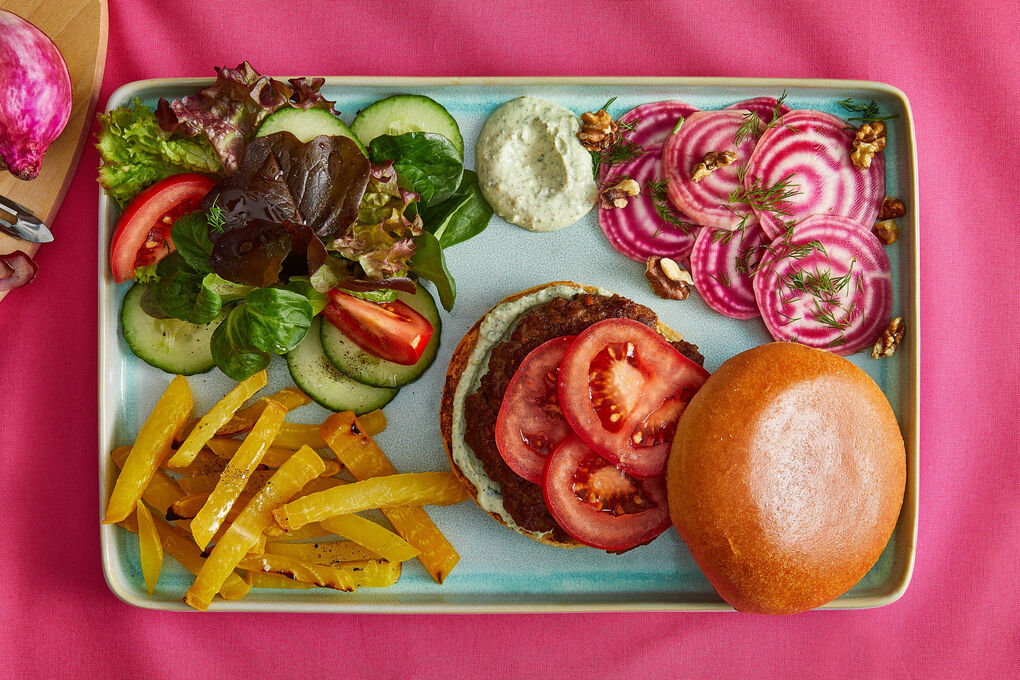 Saftiger Feta-Rindfleisch-Burger mit gebackener und marinierter Bete