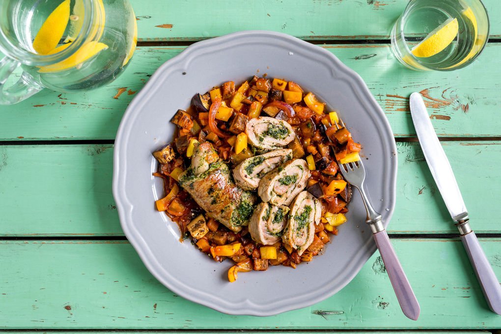 Rosa gebratene Kalbsroulade an Ratatouille-Gemüse