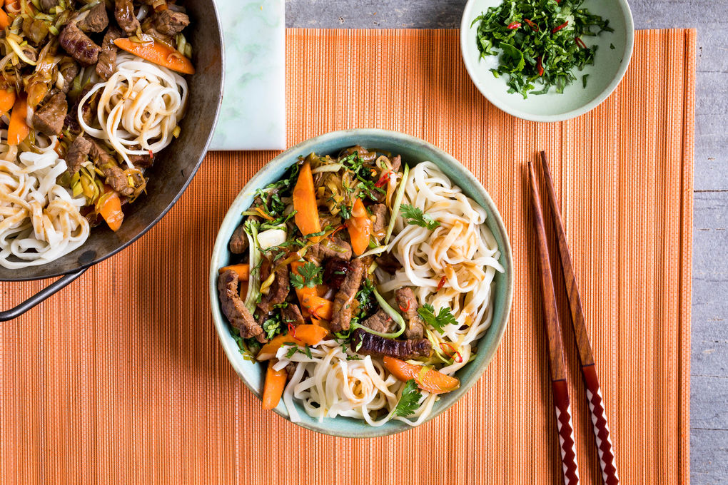 Asia-Nudelpfanne de luxe mit zartem Rindergeschnetzeltem