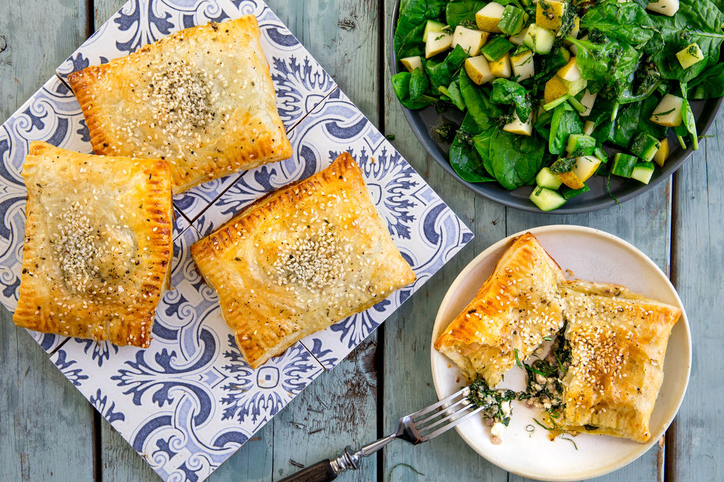 Börek mit Spinat und Feta dazu Gurkensalat mit Birne und Minze
