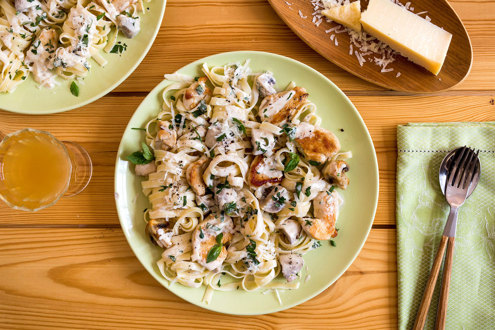 Schnelle Hähnchen-Tagliatelle in cremiger Champignon-Kräuter-Sauce