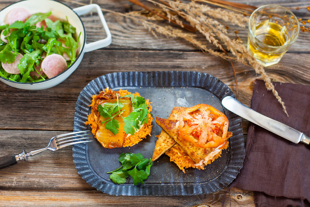 Kimchi Burger mit scharfer Sauce, Tofu und Koriander-Salat
