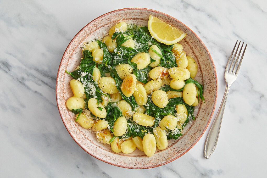 Knusprige Gnocchi aus dem Ofen mit zitroniger Käse-Spinat-Sauce