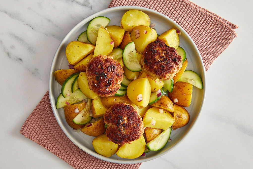 Herzhafte Schweinehackbällchen mit Kartoffel-Gurken-Salat