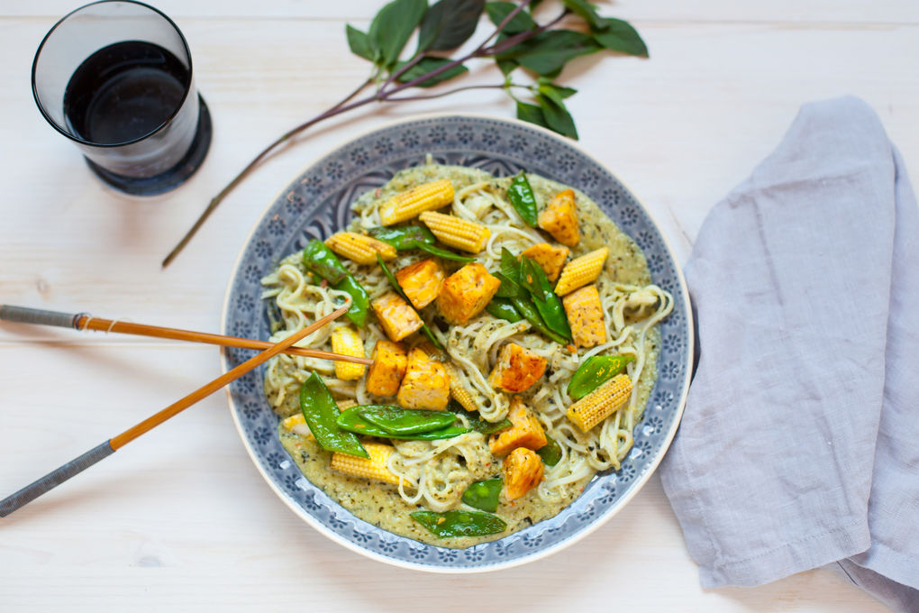 Indonesisches Kokos-Curry mit Tempeh und knackigem Gemüse