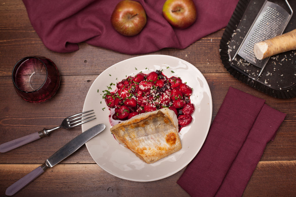 Rote-Beete-Gnocchi mit Kapern, Meerrettich und saftigem Skrei