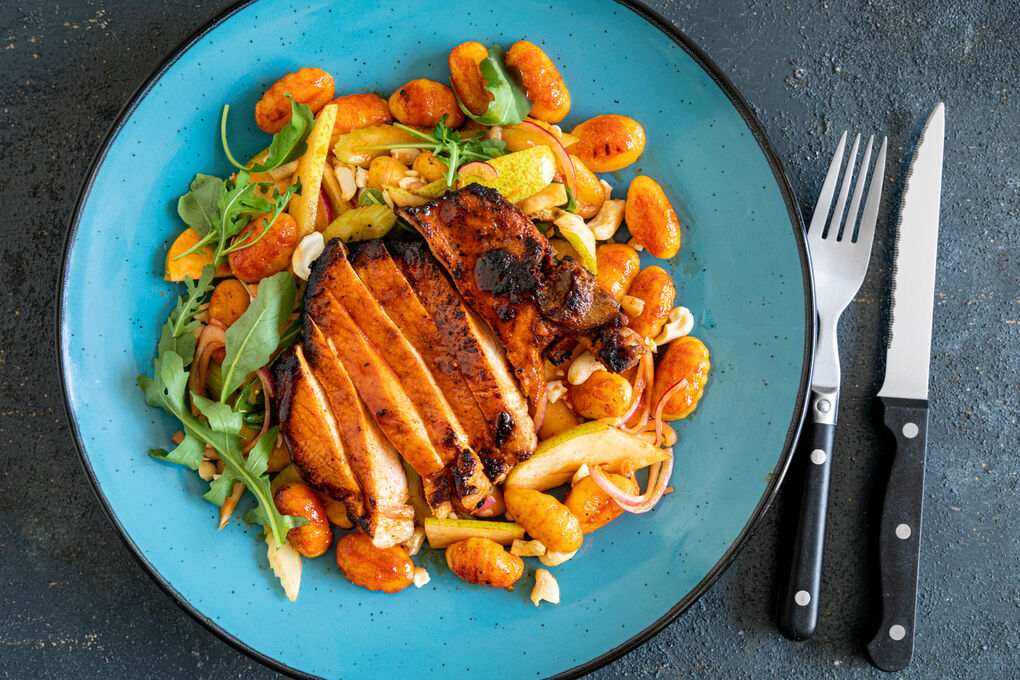 Glasiertes Schweinekotelett mit asiatischem Gnocchisalat