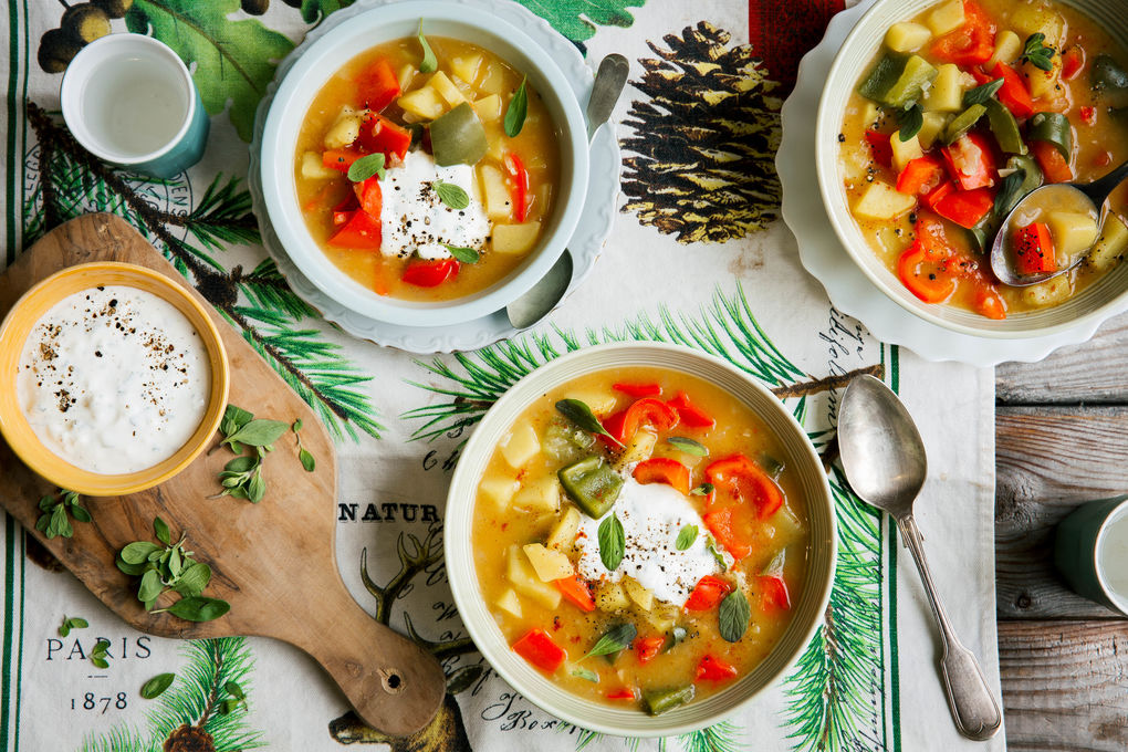 Vegetarisches Kartoffelgulasch mit saurer Sahne und Majoran