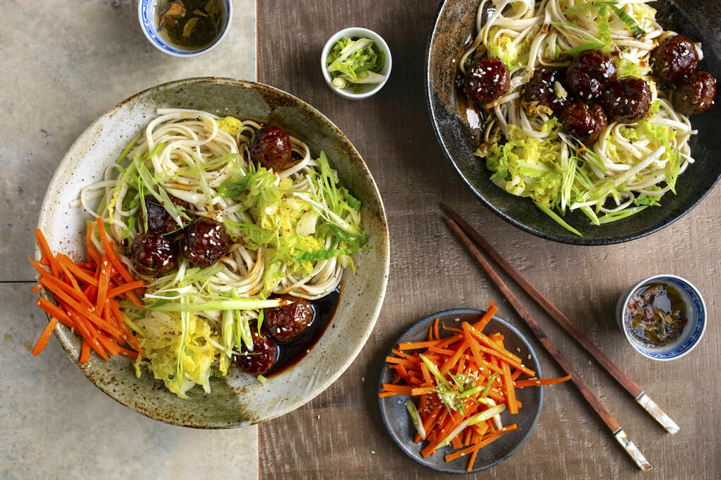 Superfix V1: Teriyaki-Hackbällchen auf Udon mit eingelegtem Gemüse und Sesamdressing