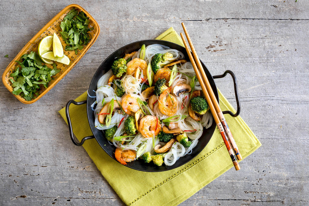Vietnamesische Garnelenpfanne mit Glasnudeln und Brokkoli