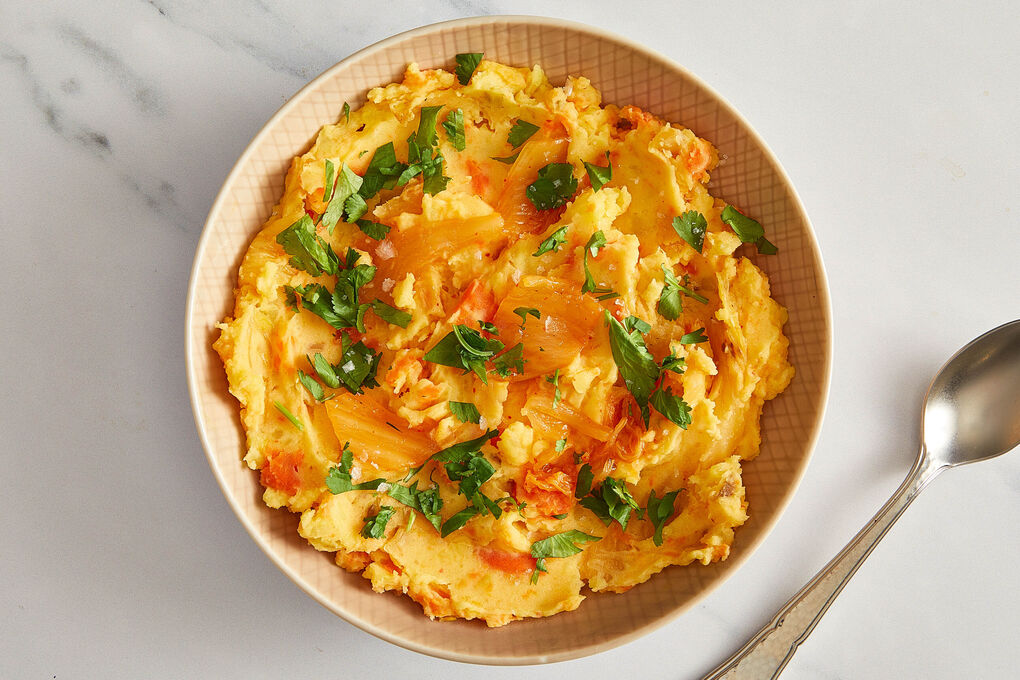 Kartoffelstampf koreanische Art mit Kimchi und Karotte