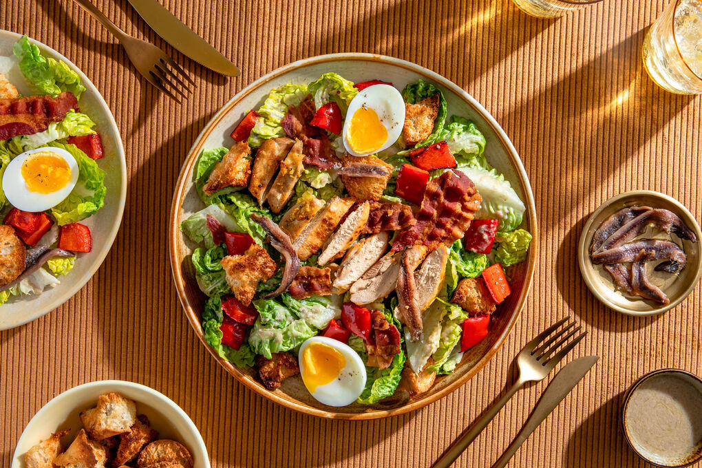 Klassischer Caesar Salad mit zartem Hähnchen, Bacon und Ei