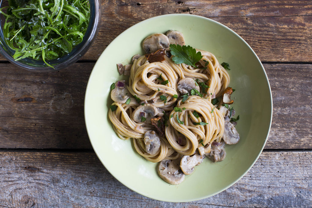 Champignon-Steinpilz-Spaghetti mit Rucola-Käse-Salat
