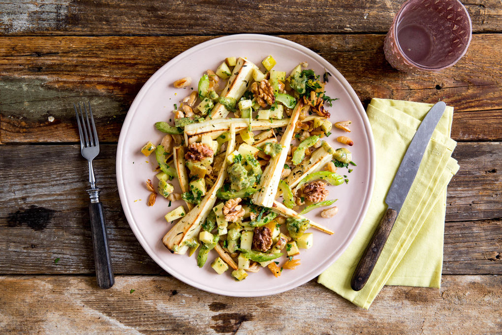 Warmer Pastinaken-Bohnen-Salat mit Apfel und cremigem Misodressing