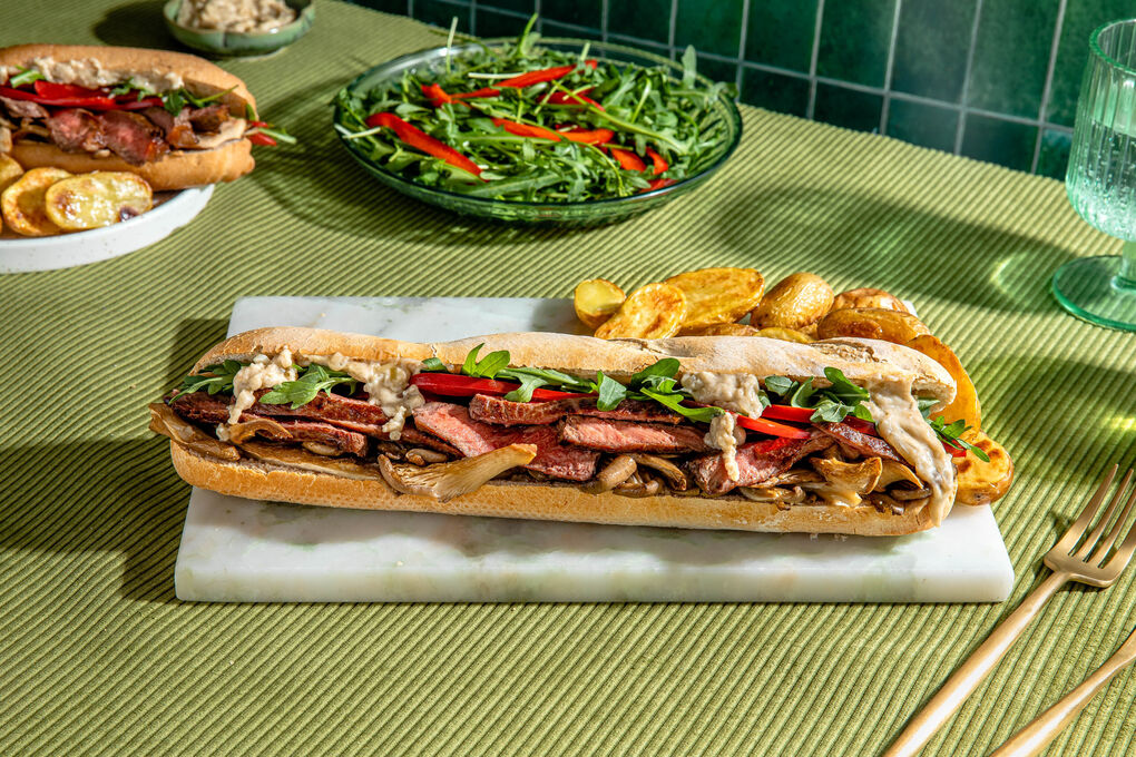 V1: Rindersteak-Sandwich mit Austernpilzen dazu Käsesauce und Ofenkartoffeln